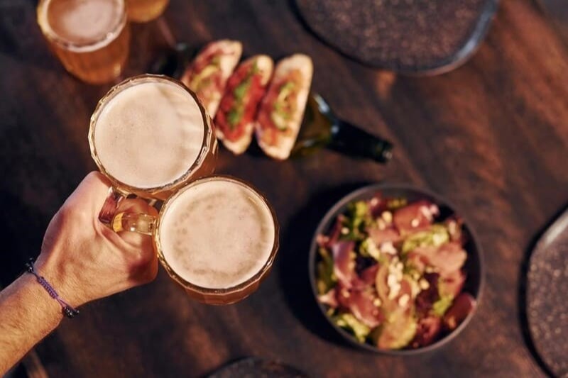 hạn chế dùng rượu bia khi bị tăng huyết áp