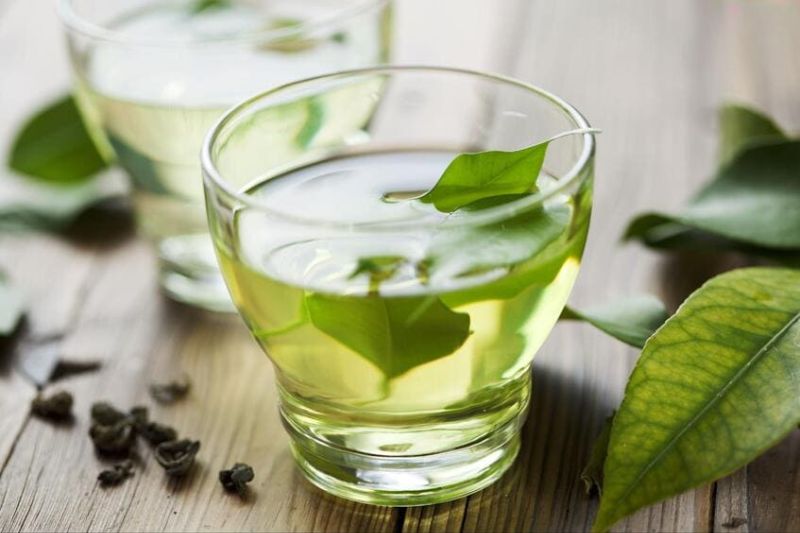 uống nước lá trà xanh giảm mỡ máu