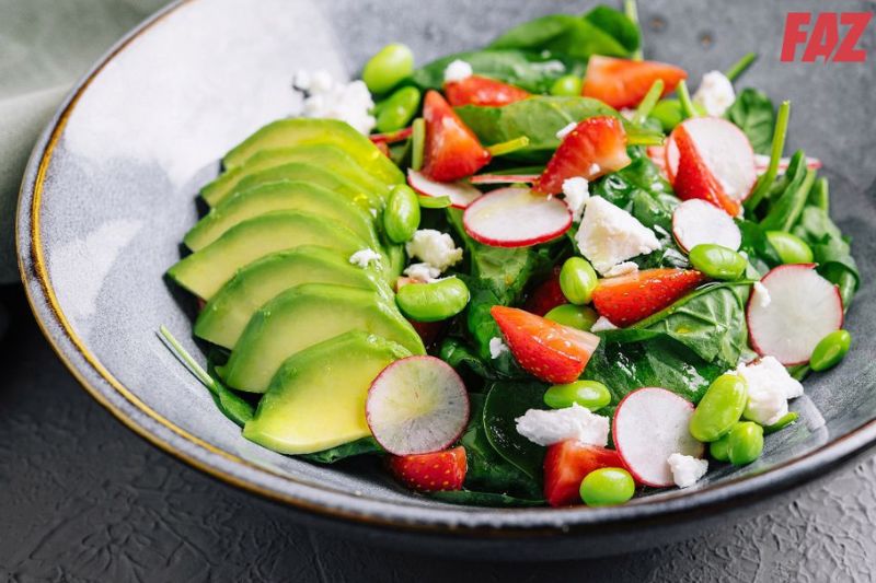 ăn bơ tươi kết hợp với các món salad