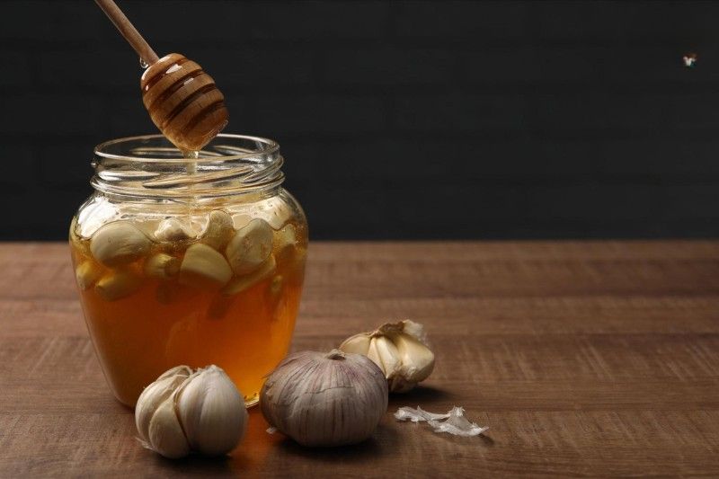 tỏii ngâm mật ong giảm cholesterol