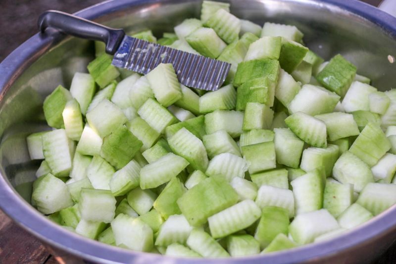 cắt bí đao thành khúc để ép nước