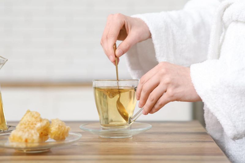 mật ong giúp bột hoa tam thất dễ uống hơn