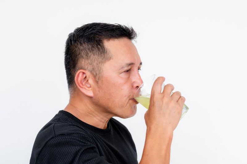 uống nước chanh có thể hỗ trợ giảm mỡ máu