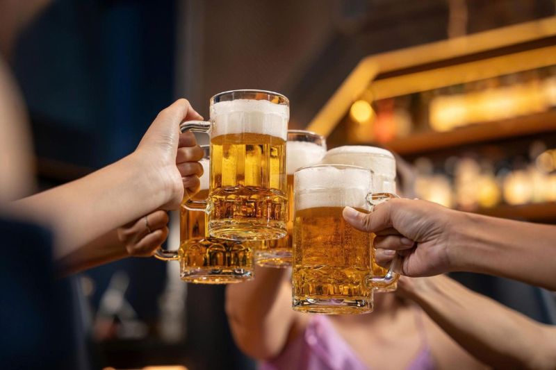người mỡ máu nên hạn chế bia rượu