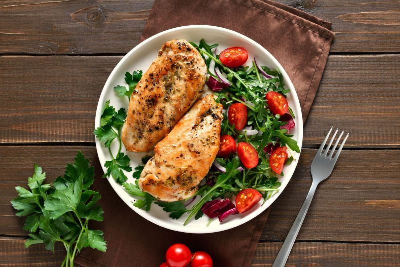 thịt gà áp chảo cùng với salad