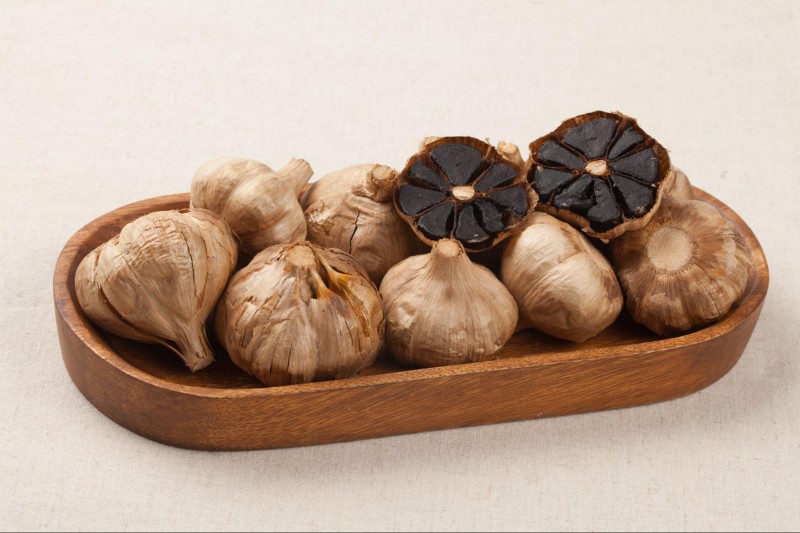 dùng tỏi đen giảm mỡ máu