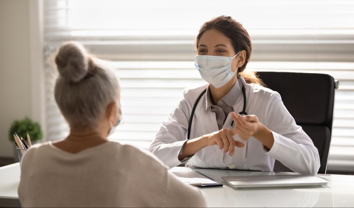 bác sĩ tim mạch tư vẫn cho bệnh nhân
