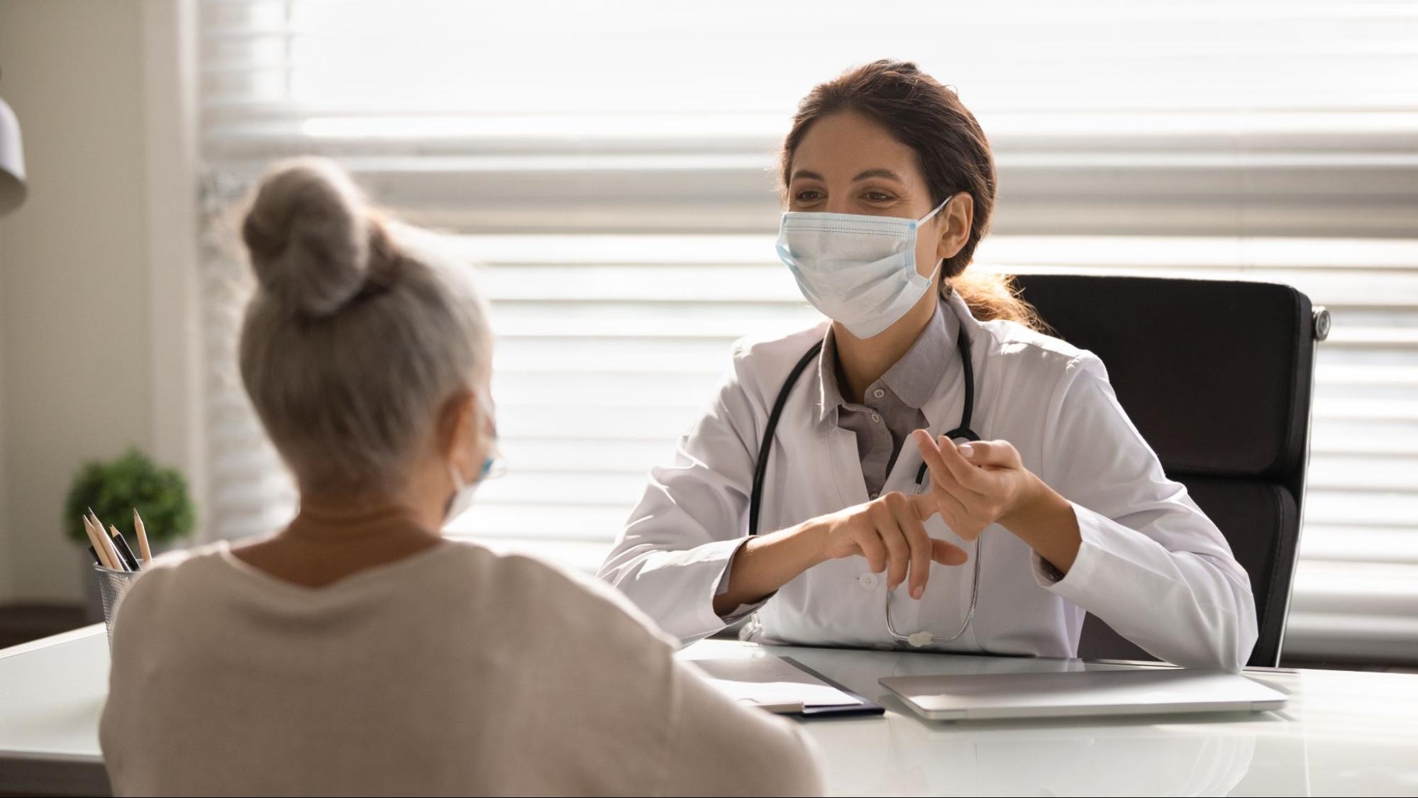 bác sĩ tư vấn bệnh nhân